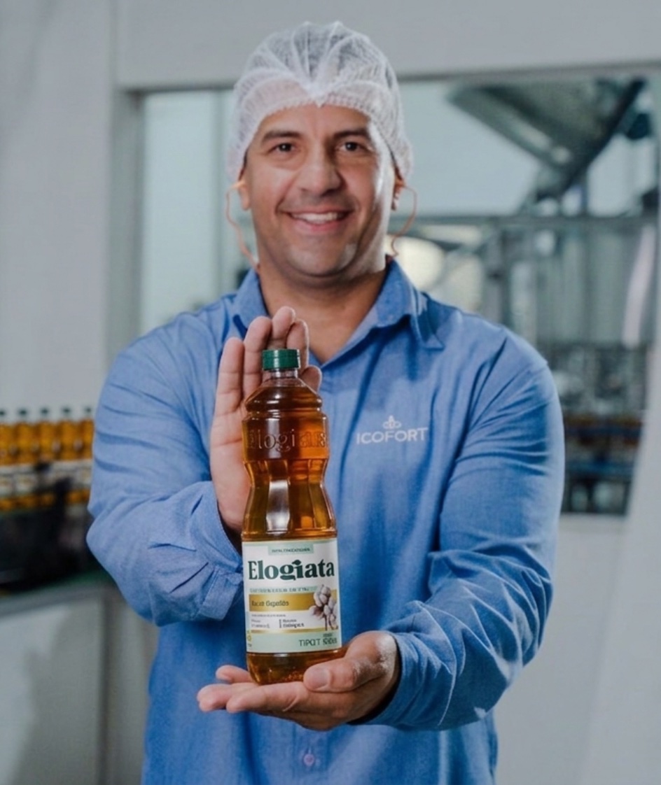 Colaborador segurando óleo de algodão da Icofort