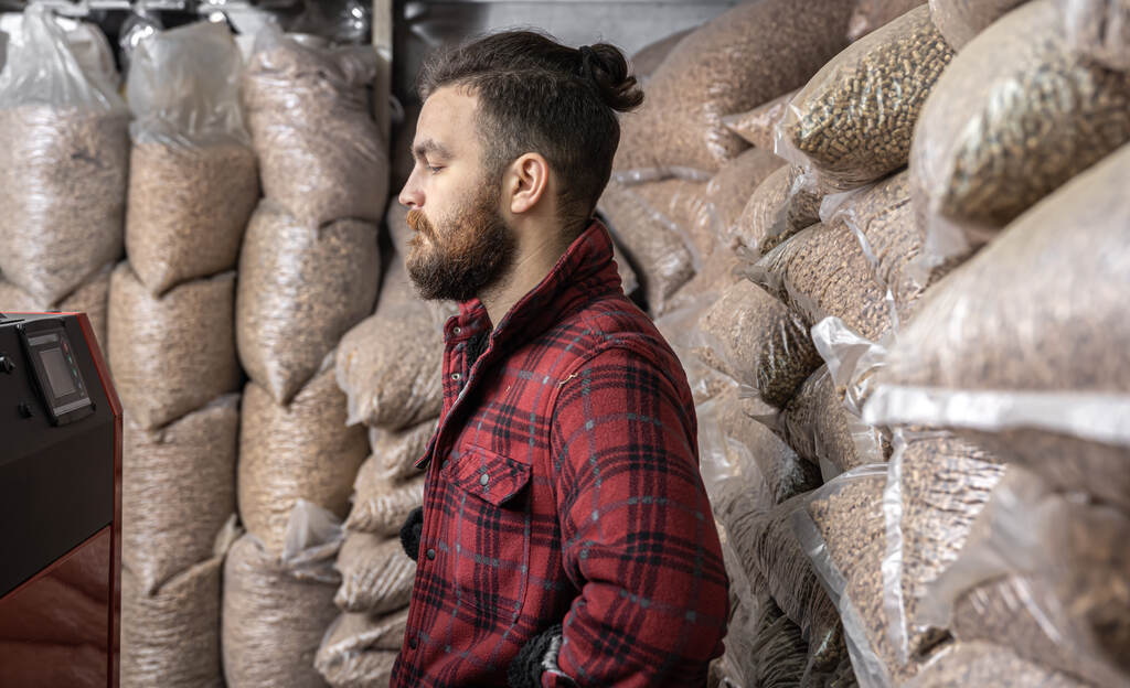 Estoque de ração para bovinos de baixo custo em sacos plásticos em armazém de nutrição animal.
