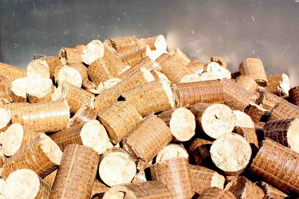 Briquetes produzidos a partir de resíduos de algodão utilizados como fonte de energia renovável na indústria.