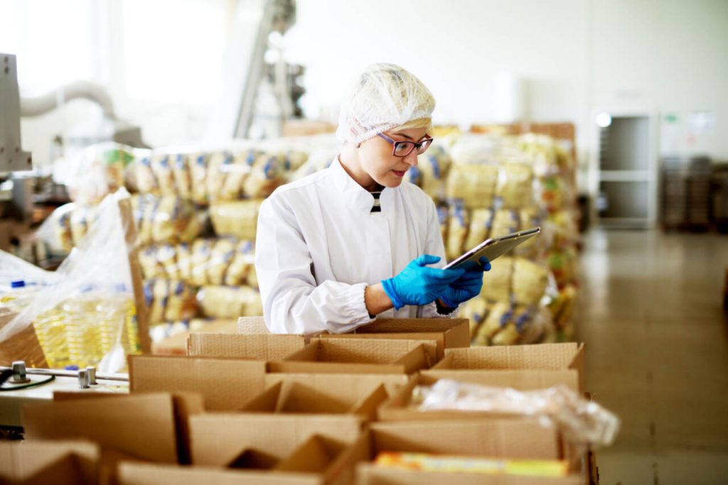 profissional realizando controle de qualidade na produção industrial de gordura vegetal em fábrica