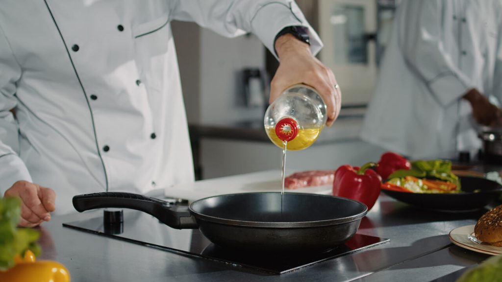 uso do óleo de algodão no preparo de alimentos em frigideira na cozinha