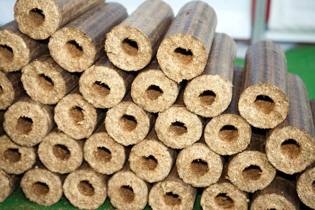 Briquetes de algodão em formato cilíndrico empilhados com furo central para queima eficiente