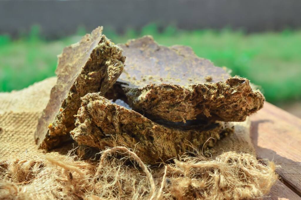 Torta de algodão em pedaços sobre superfície rústica utilizada na alimentação animal