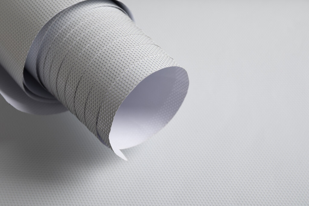 papel linter em rolo destacando textura e aplicação industrial