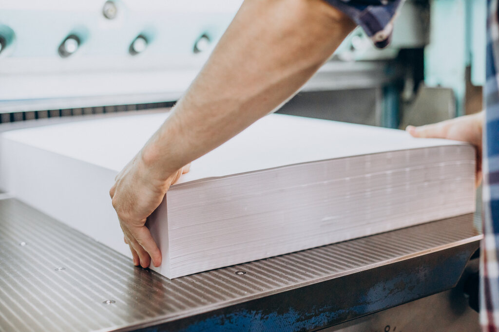 processo industrial com pilha de papel linter em gráfica