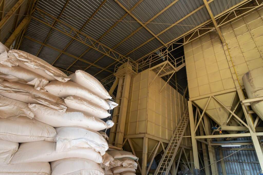 Armazenamento de ração de algodão em silos e sacarias em ambiente industrial